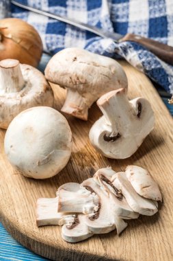 Ham mantar dilimlenmiş.