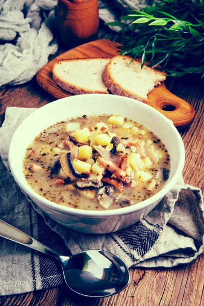 Saure Roggensuppe. Bild im Instagram-Stil gefiltert. — Stockfoto