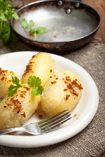 Dumplings πατάτας γεμιστές με κιμά. — Φωτογραφία Αρχείου