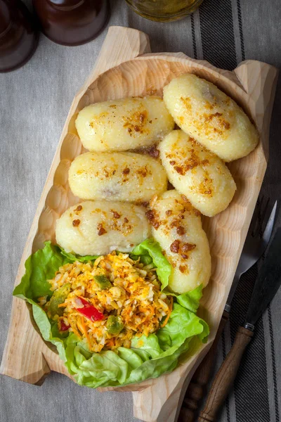 Dumplings πατάτας γεμιστές με κιμά. — Φωτογραφία Αρχείου