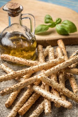 Taze grisini ahşap tahta üzerinde ekmek.