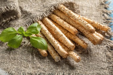 Taze grisini ahşap tahta üzerinde ekmek.