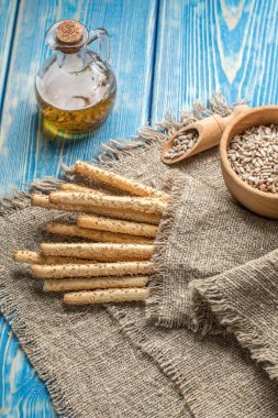 Taze grisini ahşap tahta üzerinde ekmek.