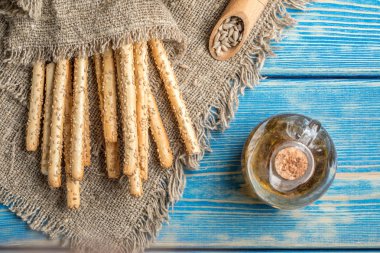 Taze grisini ahşap tahta üzerinde ekmek.