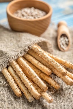 Taze grisini ahşap tahta üzerinde ekmek.