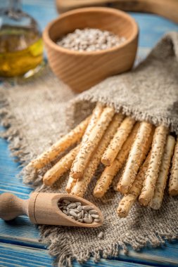 Taze grisini ahşap tahta üzerinde ekmek.