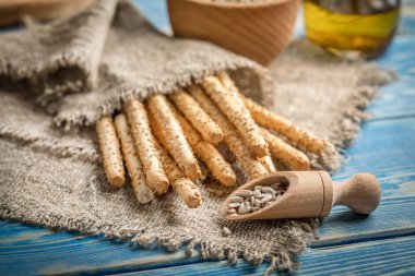 Taze grisini ahşap tahta üzerinde ekmek.