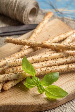 Ahşap kesme tahtası üzerinde taze pişmiş grisini ekmek sopa.