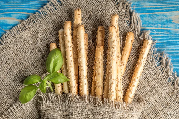 Taze grisini ahşap tahta üzerinde ekmek.