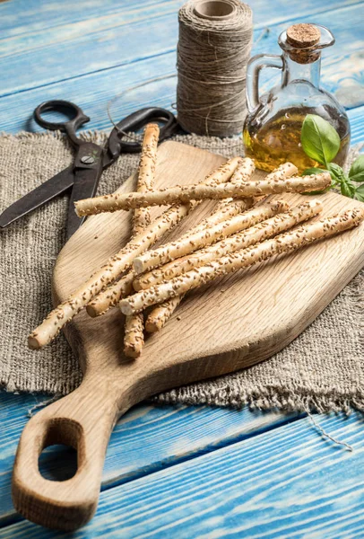 Свіжі запечені палички хліба грижі на дерев'яній обробній дошці . — стокове фото