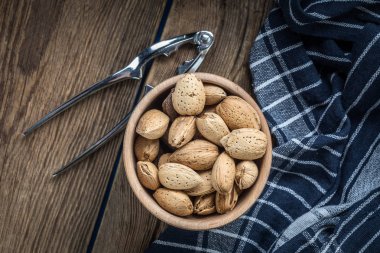 Kabuk-ahşap kase badem.