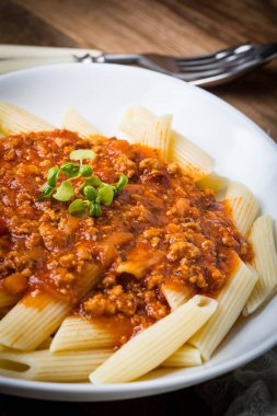 Domates bolognese soslu makarna penne.
