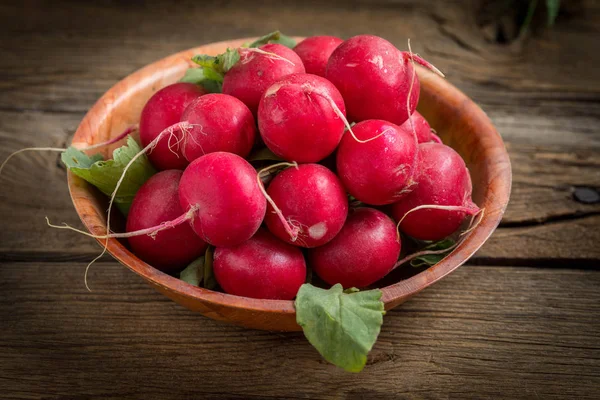 Büyük Demet taze turp.