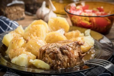 Demlenmiş Domuz eti et patates ile devam eder