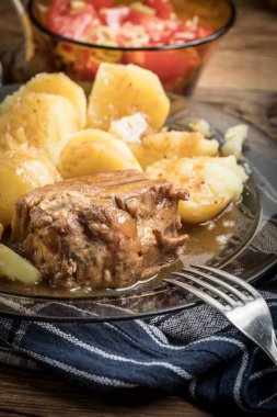 Demlenmiş Domuz eti et patates ile devam eder