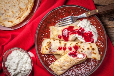 Haddelenmiş krep peynir ile doldurulmuş.