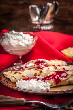 Haddelenmiş krep peynir ile doldurulmuş.