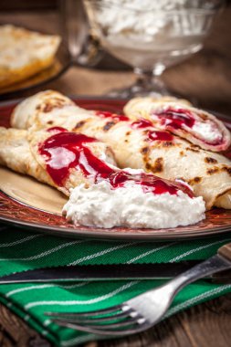 Haddelenmiş krep peynir ile doldurulmuş.