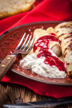 Haddelenmiş krep peynir ile doldurulmuş.