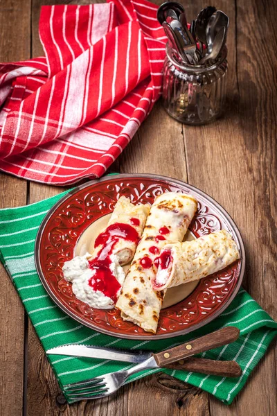 Crepes laminados rellenos con requesón . — Foto de Stock