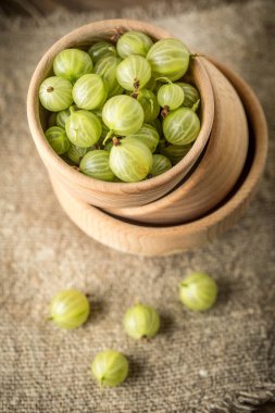 Bir ahşap kase taze bektaşi üzümü.