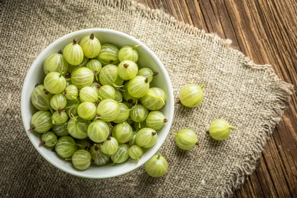 Frische Stachelbeere in Schale. — Stockfoto