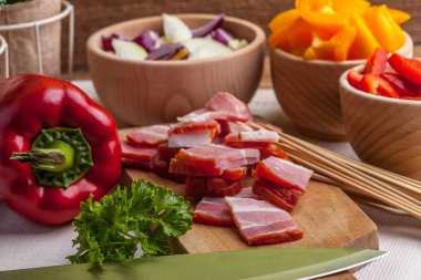 Şişleri hazırlamak için malzemeler.