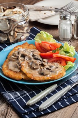 Mantar soslu çıtır çıtır kızarmış ev yapımı patates gözlemesi.