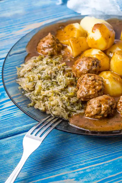 Homemade fried meatballs served with potatoes and cabbage. — Stock Photo, Image