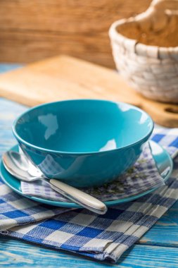 Kase ve tabak kaşık ile.