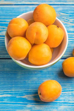 Kase taze kayısı dolu.