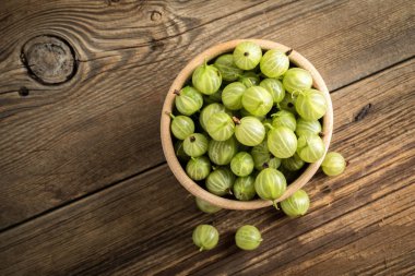 Bir ahşap kase taze bektaşi üzümü.