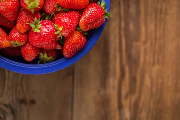 Ev bahçesinden taze çilek.
