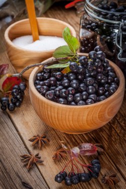 Siyah chokeberry işlenmek üzere hazırlanan meyve.