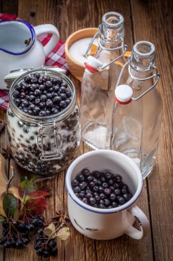 Siyah chokeberry işlenmek üzere hazırlanan meyve.