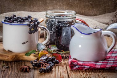 Siyah chokeberry işlenmek üzere hazırlanan meyve.