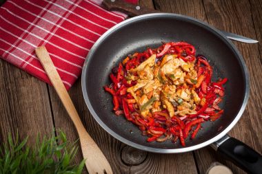 Kızarmış tavuk parçaları sebzeli.