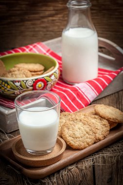 Bir kase taze pişmiş yulaf bisküvi yığını.