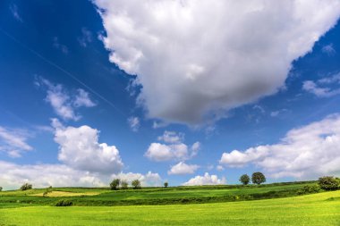 manzara güzel bahar ve bulutlu gökyüzü.