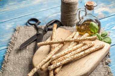 Ahşap kesme tahtası üzerinde taze pişmiş grisini ekmek sopa.