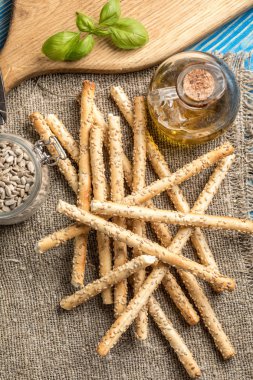 Taze grisini ahşap tahta üzerinde ekmek.