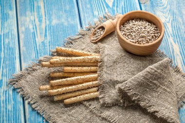 Taze grisini ahşap tahta üzerinde ekmek.