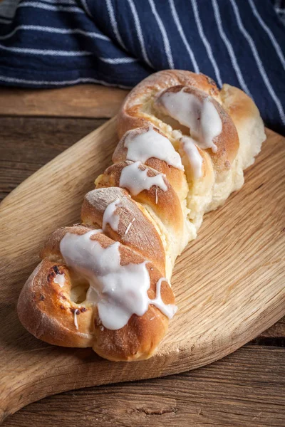 Sweet bun on a cutting board. — Stock Photo, Image