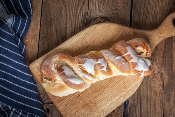 Sweet bun on a cutting board. — Stock Photo, Image