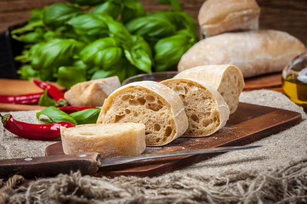 Pan de ciabatta en rodajas en tabla de cortar . —  Fotos de Stock