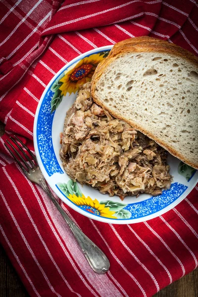 きのこと肉の伝統的なポーランド語ザワークラウト (bigos). — ストック写真