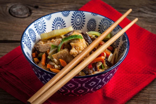 Bowl of fried chicken with vegetables. — Stock Photo, Image