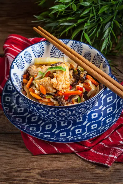 Bowl of fried chicken with vegetables. — Stock Photo, Image