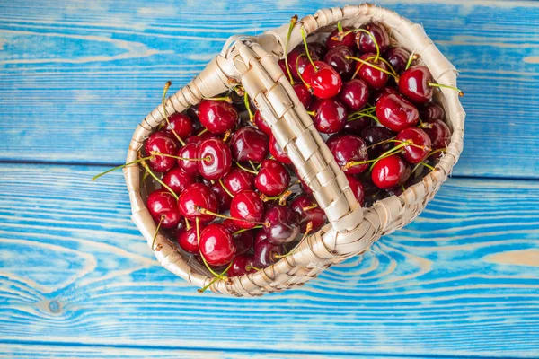 Fresh cherries in a wicker basket. — Stock Photo, Image