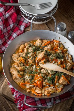 Kızarmış tavuk parçaları sebzeli.